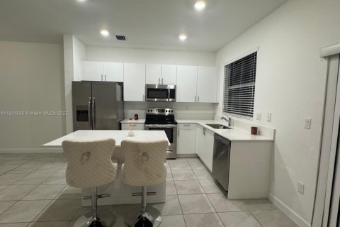 Снять в аренду таунхаус в Хомстед, Флорида 3 спальни, 123.37м2, № 1953358 - фото 14