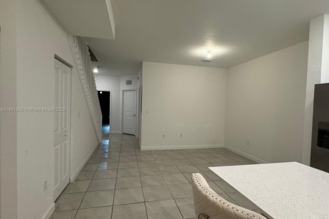 Снять в аренду таунхаус в Хомстед, Флорида 3 спальни, 123.37м2, № 1953358 - фото 15