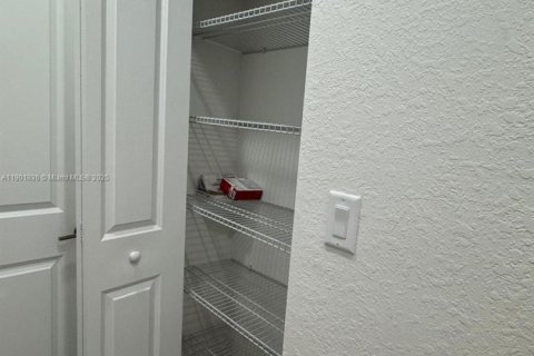 Снять в аренду таунхаус в Хомстед, Флорида 3 спальни, 123.37м2, № 1953358 - фото 20