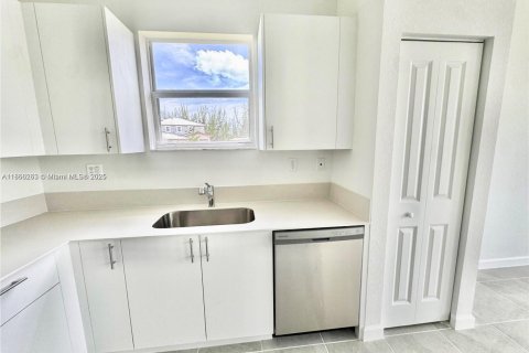 Снять в аренду виллу или дом в Хомстед, Флорида 3 спальни, № 1923512 - фото 6