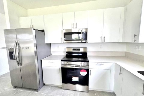 Снять в аренду виллу или дом в Хомстед, Флорида 3 спальни, № 1923512 - фото 7