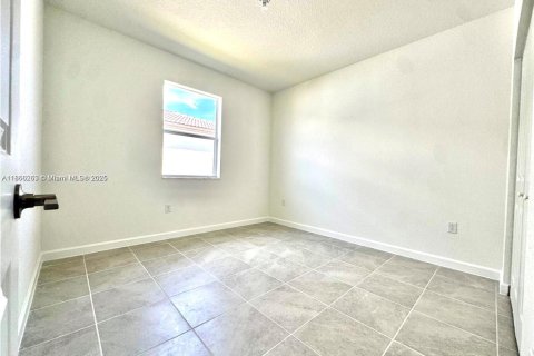 Снять в аренду виллу или дом в Хомстед, Флорида 3 спальни, № 1923512 - фото 13