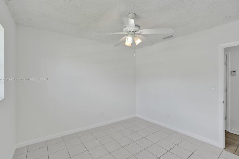 House in Miami, Florida 4 bedrooms, 125.42 sq.m. № 1948968 - photo 21