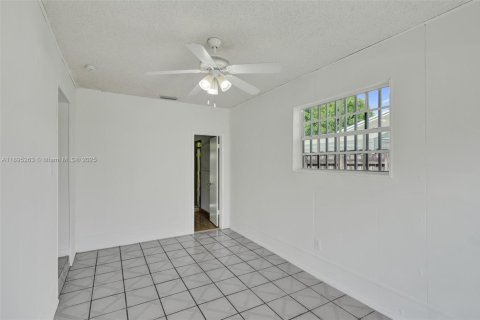 House in Miami, Florida 4 bedrooms, 125.42 sq.m. № 1948968 - photo 17