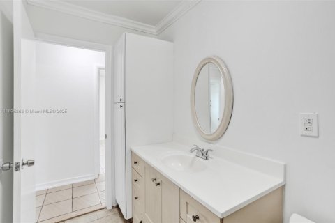 House in Miami, Florida 4 bedrooms, 125.42 sq.m. № 1948968 - photo 25