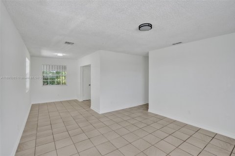 House in Miami, Florida 4 bedrooms, 125.42 sq.m. № 1948968 - photo 5
