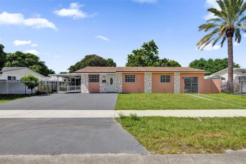 House in Miami, Florida 4 bedrooms, 125.42 sq.m. № 1948968 - photo 1