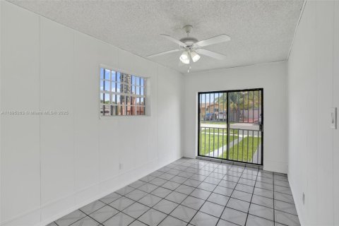 House in Miami, Florida 4 bedrooms, 125.42 sq.m. № 1948968 - photo 16
