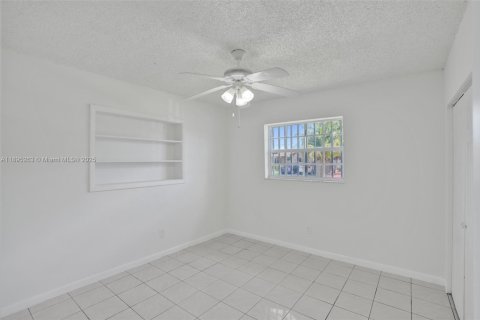 House in Miami, Florida 4 bedrooms, 125.42 sq.m. № 1948968 - photo 26