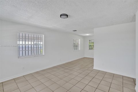 House in Miami, Florida 4 bedrooms, 125.42 sq.m. № 1948968 - photo 4