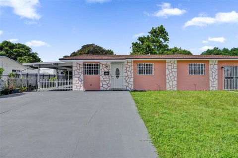 House in Miami, Florida 4 bedrooms, 125.42 sq.m. № 1948968 - photo 2