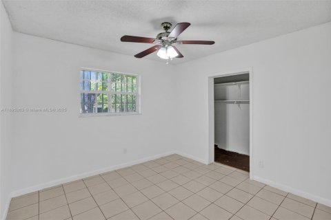 House in Miami, Florida 4 bedrooms, 125.42 sq.m. № 1948968 - photo 30