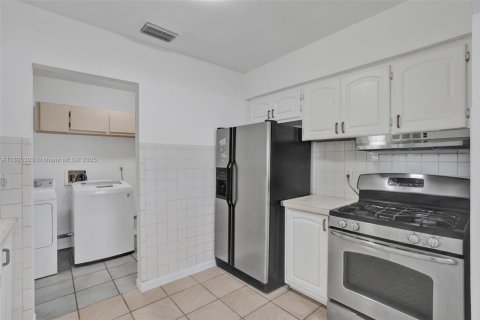 House in Miami, Florida 4 bedrooms, 125.42 sq.m. № 1948968 - photo 9