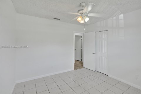 House in Miami, Florida 4 bedrooms, 125.42 sq.m. № 1948968 - photo 22