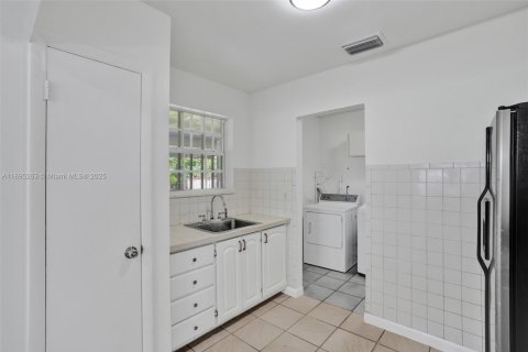 House in Miami, Florida 4 bedrooms, 125.42 sq.m. № 1948968 - photo 10