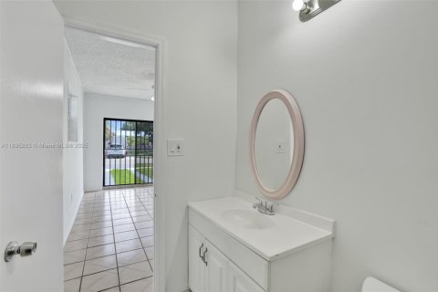 House in Miami, Florida 4 bedrooms, 125.42 sq.m. № 1948968 - photo 19