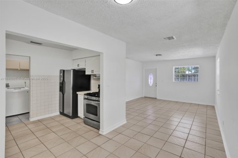 House in Miami, Florida 4 bedrooms, 125.42 sq.m. № 1948968 - photo 8