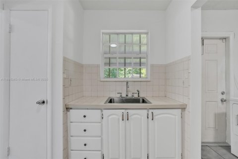 House in Miami, Florida 4 bedrooms, 125.42 sq.m. № 1948968 - photo 12