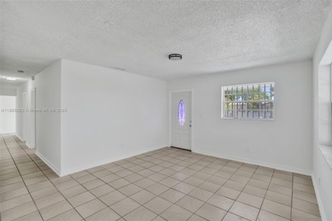 House in Miami, Florida 4 bedrooms, 125.42 sq.m. № 1948968 - photo 6