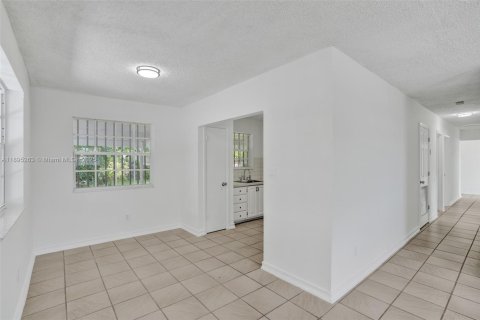 House in Miami, Florida 4 bedrooms, 125.42 sq.m. № 1948968 - photo 7