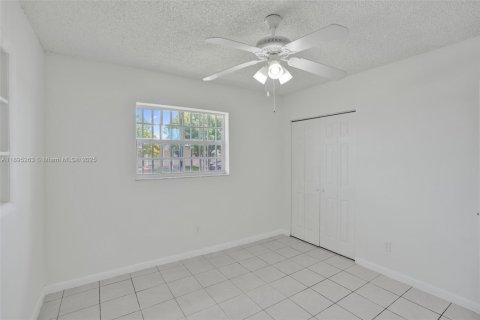 House in Miami, Florida 4 bedrooms, 125.42 sq.m. № 1948968 - photo 27