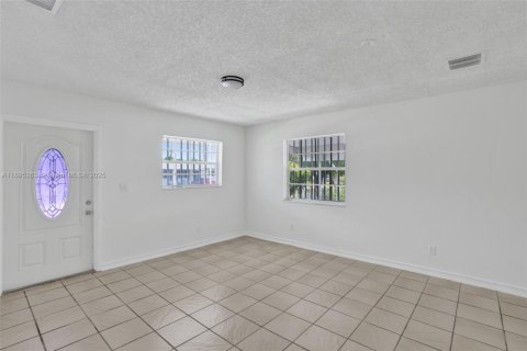 House in Miami, Florida 4 bedrooms, 125.42 sq.m. № 1948968 - photo 3