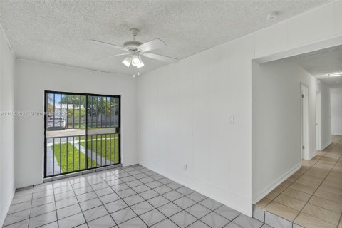 House in Miami, Florida 4 bedrooms, 125.42 sq.m. № 1948968 - photo 15