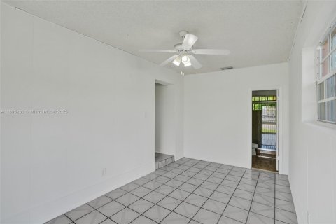 House in Miami, Florida 4 bedrooms, 125.42 sq.m. № 1948968 - photo 14
