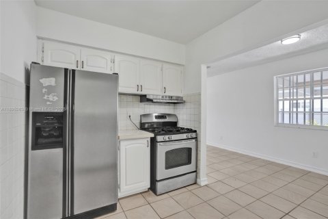 House in Miami, Florida 4 bedrooms, 125.42 sq.m. № 1948968 - photo 11