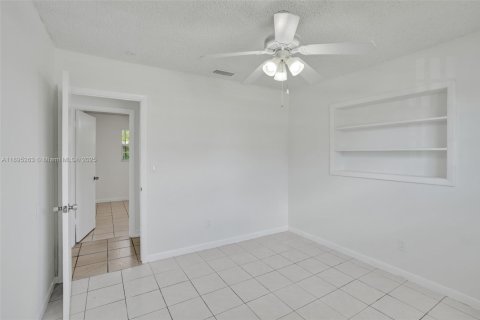 House in Miami, Florida 4 bedrooms, 125.42 sq.m. № 1948968 - photo 29