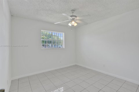 House in Miami, Florida 4 bedrooms, 125.42 sq.m. № 1948968 - photo 20
