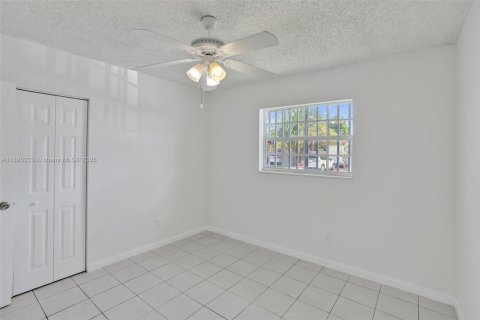 House in Miami, Florida 4 bedrooms, 125.42 sq.m. № 1948968 - photo 23
