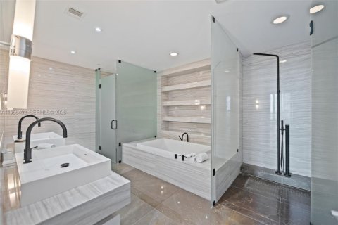 Condo in Fort Lauderdale, Florida, 2 bedrooms  № 2012003 - photo 15