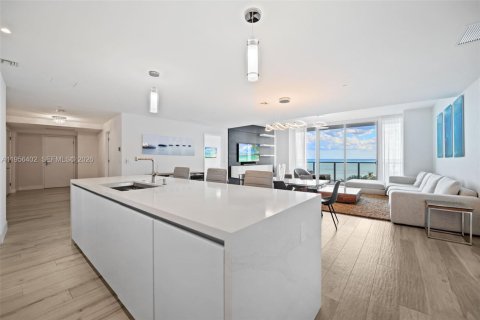 Condo in Fort Lauderdale, Florida, 2 bedrooms  № 2012003 - photo 23