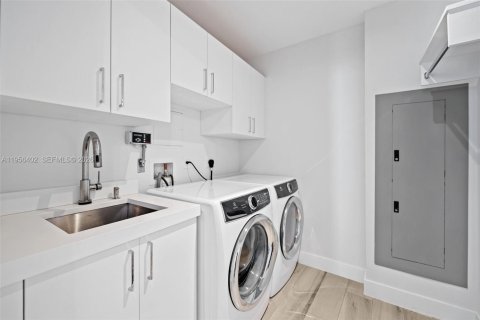 Condo in Fort Lauderdale, Florida, 2 bedrooms  № 2012003 - photo 21