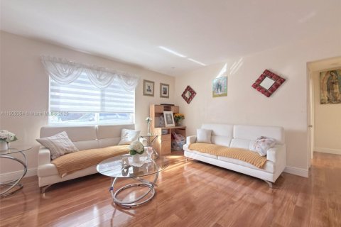 Villa ou maison à louer à Miami, Floride: 3 chambres, 148.55 m2 № 1965609 - photo 13