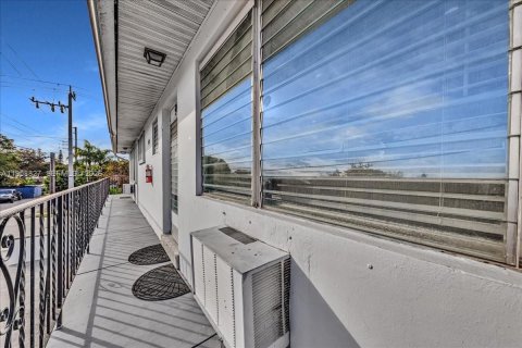 Condo in Hollywood, Florida, 1 bedroom  № 2017567 - photo 23