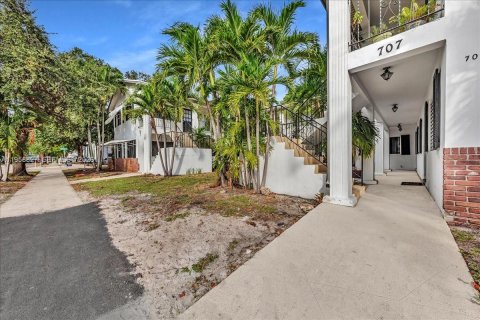 Condo in Hollywood, Florida, 1 bedroom  № 2017567 - photo 2