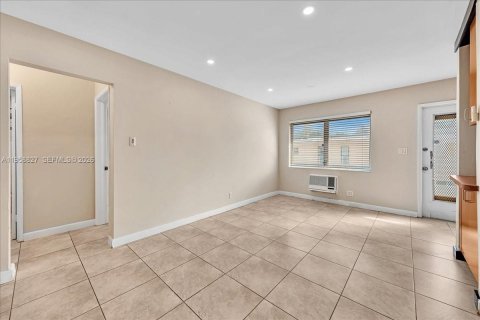 Condo in Hollywood, Florida, 1 bedroom  № 2017567 - photo 11