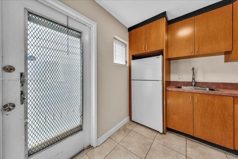 Condo in Hollywood, Florida, 1 bedroom  № 2017567 - photo 13