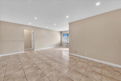 Condo in Hollywood, Florida, 1 bedroom  № 2017567 - photo 9