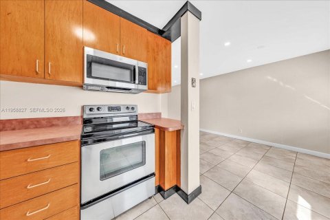 Condo in Hollywood, Florida, 1 bedroom  № 2017567 - photo 15