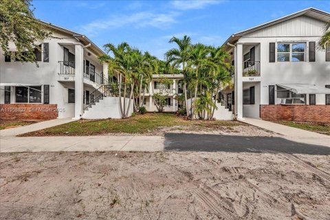 Condo in Hollywood, Florida, 1 bedroom  № 2017567 - photo 3