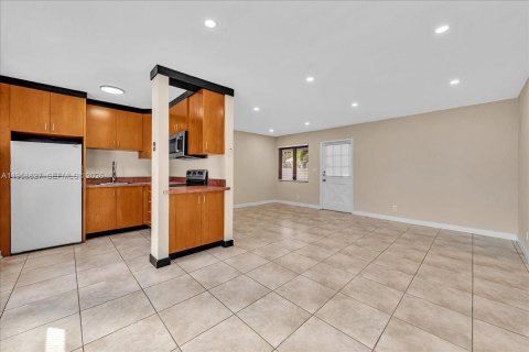 Condo in Hollywood, Florida, 1 bedroom  № 2017567 - photo 12