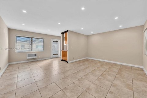 Condo in Hollywood, Florida, 1 bedroom  № 2017567 - photo 8