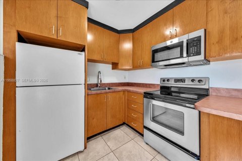 Condo in Hollywood, Florida, 1 bedroom  № 2017567 - photo 14