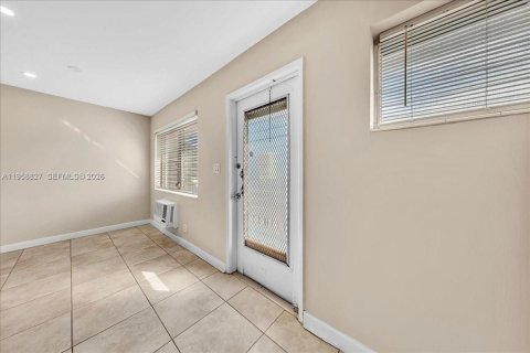 Condo in Hollywood, Florida, 1 bedroom  № 2017567 - photo 16
