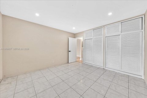 Condo in Hollywood, Florida, 1 bedroom  № 2017567 - photo 20