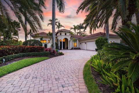 House in West Palm Beach, Florida 3 bedrooms, 340.58 sq.m. № 1217363 - photo 1