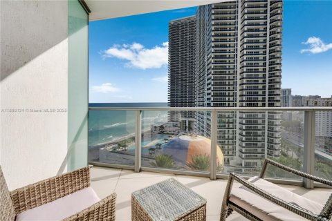 Condo in Hollywood, Florida, 2 bedrooms  № 1980050 - photo 15